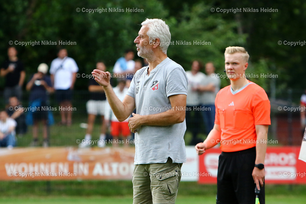 NH_Altona93_SCVictoriaHamburg_OberligaHamburg_10082024 | Andreas Bergmann (Trainer, Altona 93)Fußball I Herren I Gamesright Oberliga Hamburg I Saison 2024-2025 I 2. Spieltag I Altona 93 - SC Victoria Hamburg I 10.08..2024 I Adolf-Jäger-Kampfbahn