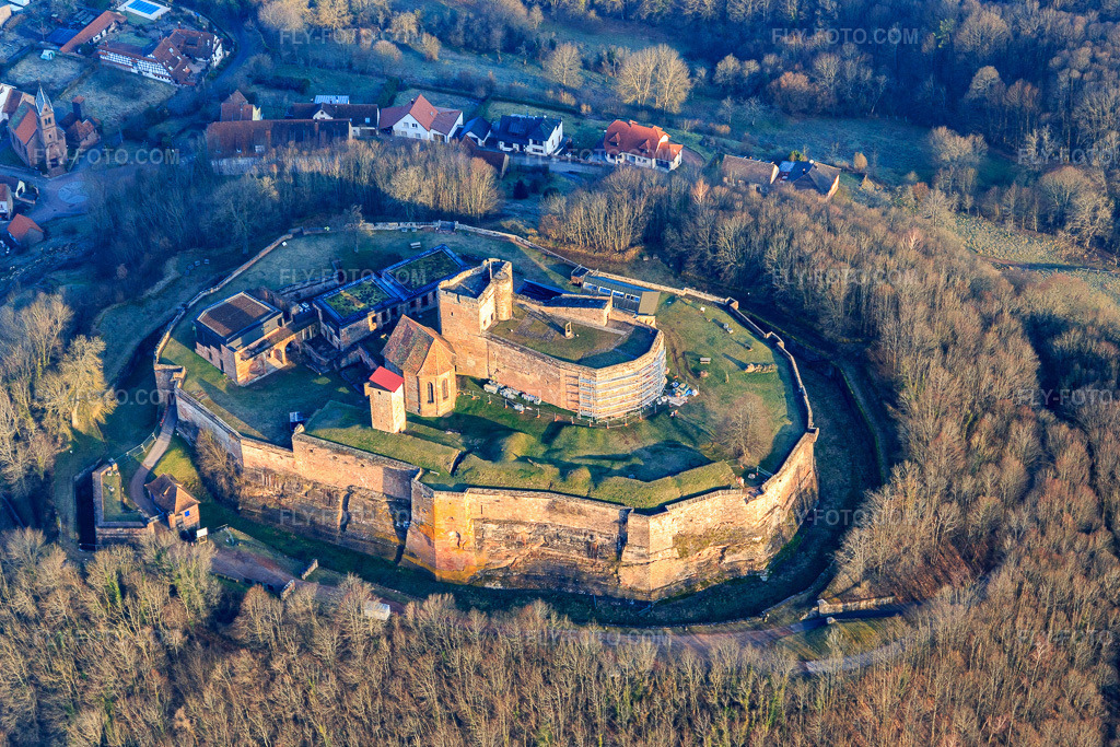 Aerial view: Castle ruins of the Château de Lichtenberg in the Northern Vosges in Lichtenberg in the state Bas-Rhin, France. – Photo: IMG_105287.jpg taken on 03/25/2018 by Werner Riehm/FLY-FOTO.com – Resolution of the original: 5159 x 3439 px