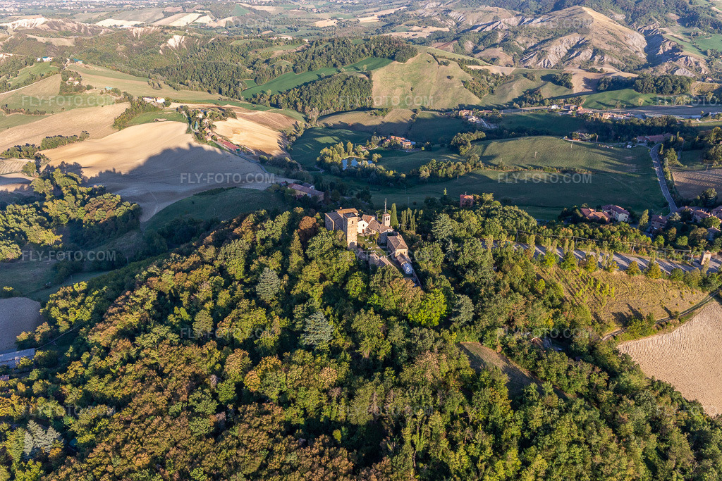 Aerial view: Montegibbio Castle Castello di Montegibbio in the district Il Poggio in Sassuolo in the state Modena, Italy. – Photo: IMG_134659.jpg taken on 09/19/2022 by Werner Riehm/FLY-FOTO.com – Resolution of the original: 5472 x 3648 px – Castello Di Montegibbio
