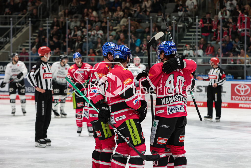 Augsburger Panther - Koelner Haie  | Die Panther freuen sich ueber den Treffer zum 1-2 durch Andrew LeBlanc (AEV #19)