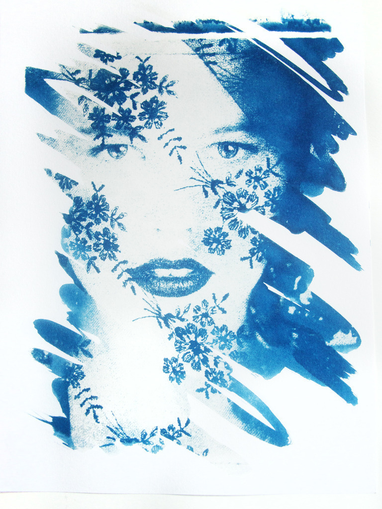 Cyanotypie_Claudia__1_0112 Kopie | Cyanotypie beruht auf Eisen/Silberbasis. Selbst beschichtetes Löschblatt  18 x 24 Negativ vom sw-Scan ausbelichtet und im KOntaktverfahren gedruckt. 