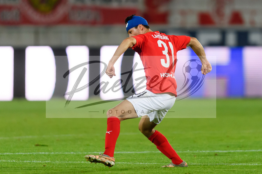 HFCFCK20210824_076 | Fussball, Herren: Niklas Landgraf (Hallescher FC) Schlussjubel, jubelt nach dem 1:0 Sieg beim Spiel der 3. Liga zwischen Hallescher FC und 1. FC Kaiserslautern im Leuna-Chemie-Stadion am 24.08.2021 in Halle (Saale), Deutschland. - Realisiert mit Pictrs.com