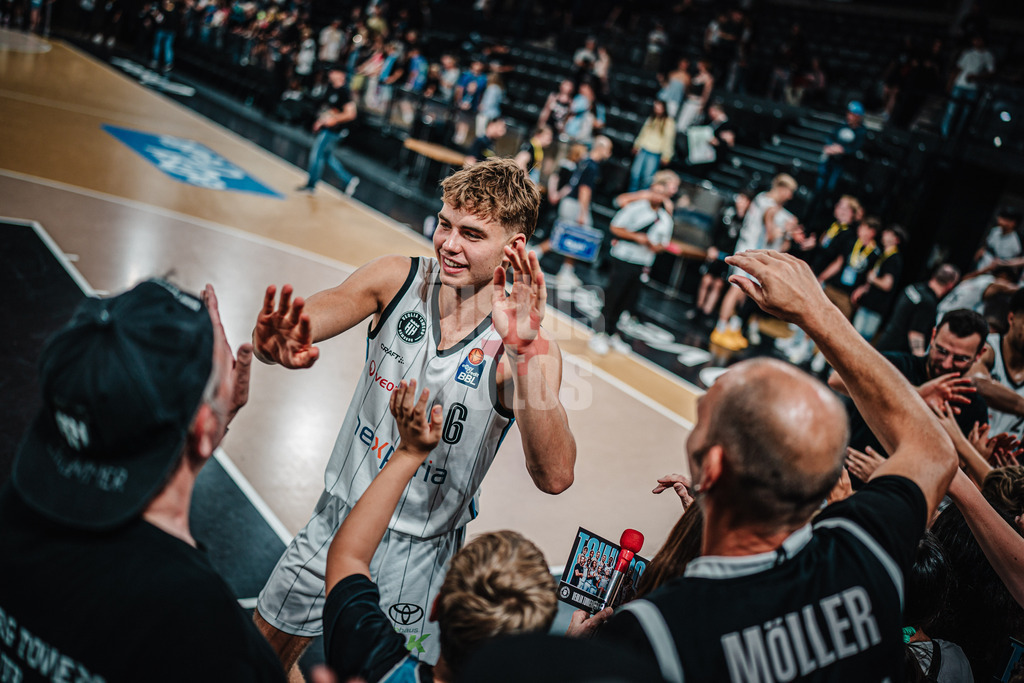 Basketball | Männer | Saison 2024/2025  | easyCredit Basketball Bundesliga | Testspiel | Veolia Towers Hamburg vs. EWE Baskets Oldenburg | 25.08.2024 | Leif Möller (#6, Hamburg Towers) nach dem Spiel High Five mit den Fans