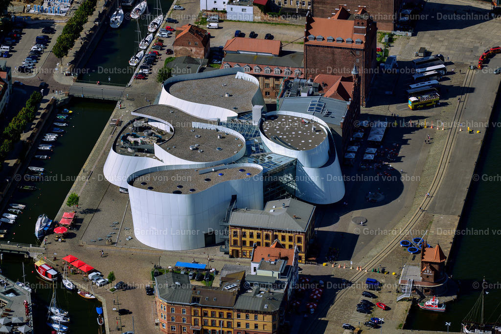 3638126 | STRALSUND 2016 Hafeninsel mit dem Ozeaneum Meereskunde- Museum der OZEANEUM Stralsund GmbH an der Hafenstraße in der Hansestadt Stralsund in Mecklenburg - Vorpommern. Weiterführende Informationen bei: Behnisch Architekten GmbH,  Hansestadt Stralsund,  OZEANEUM Stralsund GmbH,  Schweitzer GmbH - Beratende Ingenieure,  Stadtmarketings Stralsund e.V.. // Harbor island by Ozeaneum Oceanographic Museum in Stralsund in Mecklenburg - Western Pomerania. Further information at: Behnisch Architekten GmbH,  Hansestadt Stralsund,  OZEANEUM Stralsund GmbH,  Schweitzer GmbH - Beratende Ingenieure,  Stadtmarketings Stralsund e.V.. Foto: Gerhard Launer