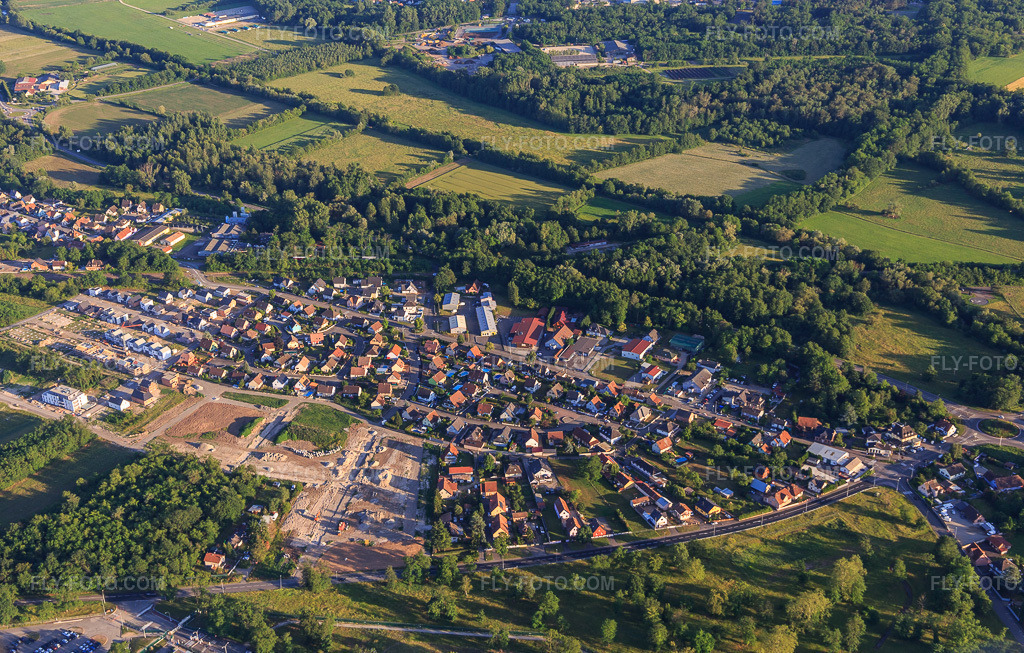 Aerial view: View of the town from the northeast in Oberhoffen-sur-Moder in the state Bas-Rhin, France. – Photo: IMG_115491.jpg taken on 06/16/2019 by Werner Riehm/FLY-FOTO.com – Resolution of the original: 5109 x 3256 px