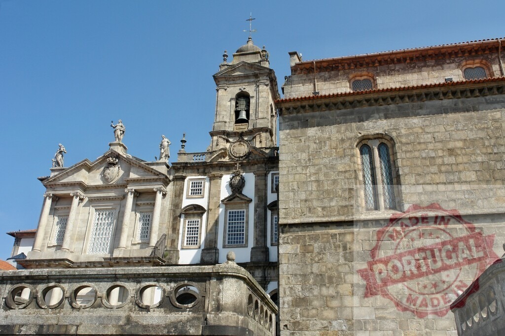 Monument Church of São Francisco Porto architecture facade. Porto - Portugal | Elaborate stone facade of the Monument Church of São Francisco rising under a clear blue sky - Realisiert mit Pictrs.com