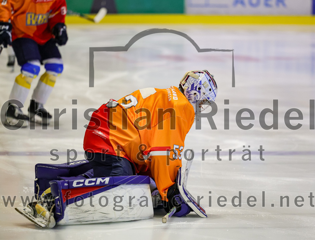 2025-12-05_004_TSV_Erding_gegen_Stuttgart_Rebels | Erding, Deutschland, 05.12.2025:Eishockey, Oberliga Süd 2025 / 2026, 23. Spieltag, TSV Erding gegen Stuttgart Rebels, Endergebnis: 5:6Kimi Saffran (Stuttgart Rebels, #53)Foto: Christian Riedel / fotografie-riedel.net