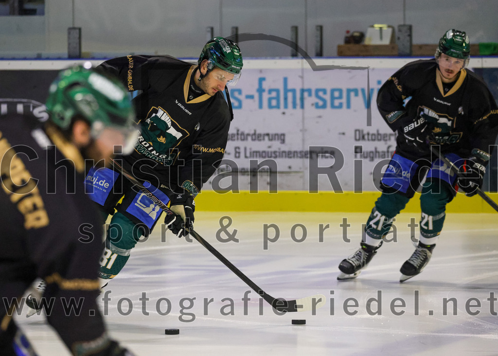 2025-12-28_003_TSV_Erding_gegen_onesto_Tigers_Bayreuth | Erding, Deutschland, 28.12.2025:Eishockey, Oberliga Süd 2025 / 2026, 31. Spieltag, TSV Erding gegen onesto Tigers Bayreuth, Endergebnis: 6:5 n.V.Maximilian Forster (Erding Gladiators, #81), Erik Modlmayr (Erding Gladiators, #21)Foto: Christian Riedel / fotografie-riedel.net