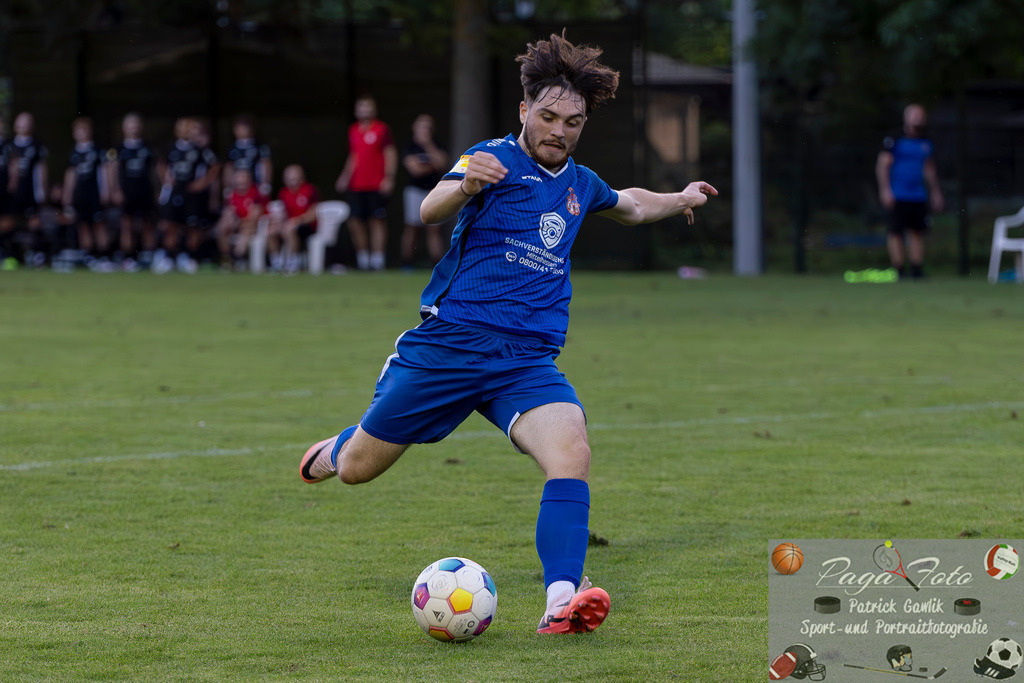 Hessenliga: Türk Gücü Friedberg - FC Eddersheim, 09.08.2024 | Luca Morlac (Türk Gücü Friedberg #11) beim Torschuss, Freisteller, Portrait / Porträt, Türk Gücü Friedberg - FC Eddersheim, Friedberg, Städtischer Sportplatz, 9.8.2024 - Realisiert mit Pictrs.com