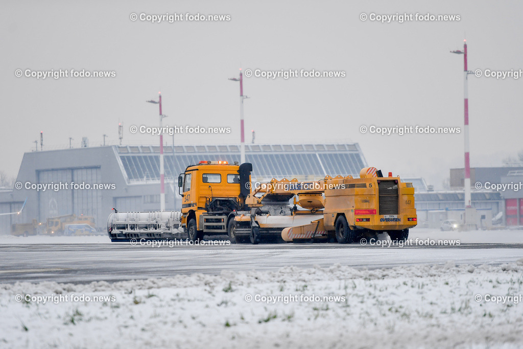 Flughafen Linz_ Linz Airport_ Linz-Hoersching_ 17.12.2022-16 | 17.12.2022, Linz Hoersching, AUT, Flughafen Linz, Linz Airport, im Bild Schneeraeumung, Schneepflug, Raeumfahrzeuge, Rollfeld