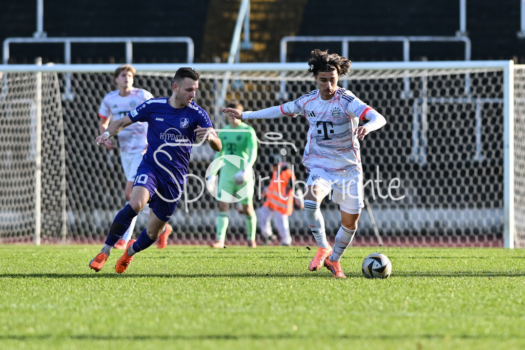 TSV Schwaben Augsburg - FC Bayern Amateure | AUGSBURG, GERMANY - 29. NOVEMBER: im Duell Lukas RAMSER (TSV Schwaben Augsburg 10) und Adin LICINA (FC Bayern München II 8) beim Ligaspiel zwischen dem TSV Schwaben Augsburg und den Amateuren des FC Bayern am 20. Spieltag der Regionalliga Bayern im Rosenaustadion