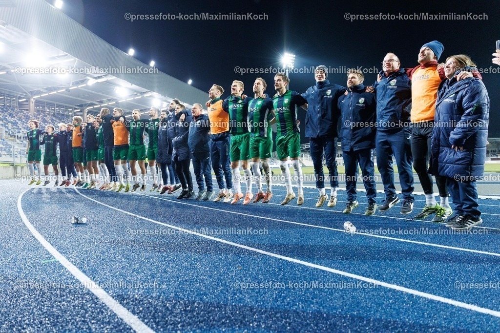 xKWIx03122501050 | 03.12.2025, xKWIx, Fußball, Westfalenpokal, Viertelfinale, SG Wattenscheid 09 - FC Gütersloh, Lohrheidestadion: Roman Schabbing (FC Gütersloh #31) und das Team hübpfen zum Sieg Photo: xKamilxWilkowskixPressefotoKochx
