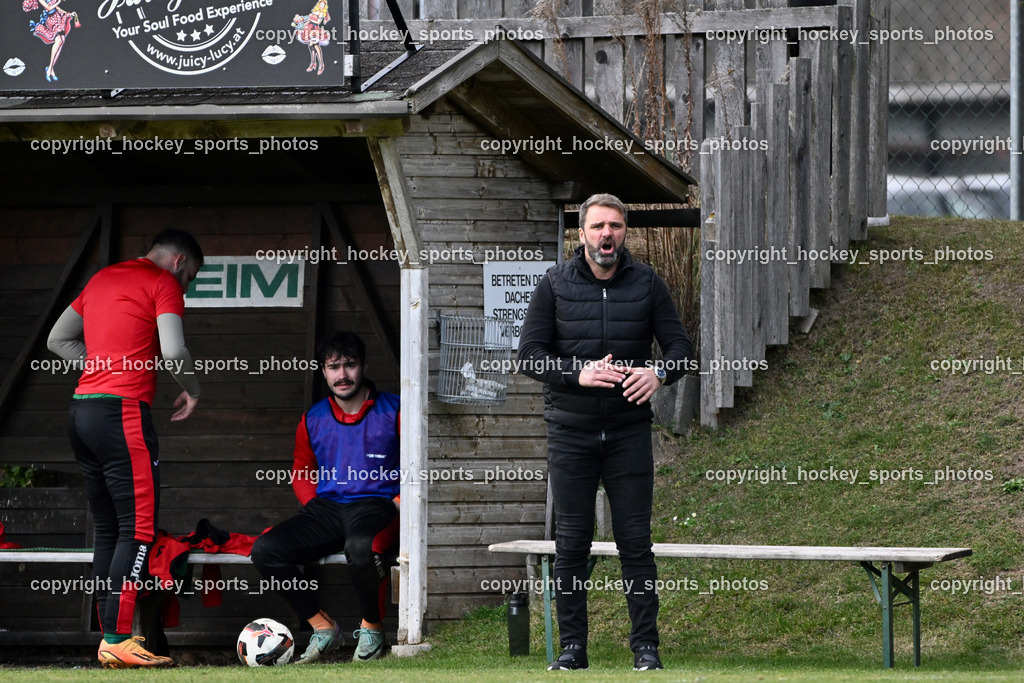 FC ASKÖ Gmünd vs. SV Rapid Lienz | Headcoach FC Gmünd Rudolf Schönherr, FC ASKÖ Gmünd vs. SV Rapid Lienz, FC ASKÖ Gmünd vs. SV Rapid Lienz am 09.11.2025 in Ferlach (Ballspielhalle Ferlach), Austria, (Photo by Bernd Stefan)