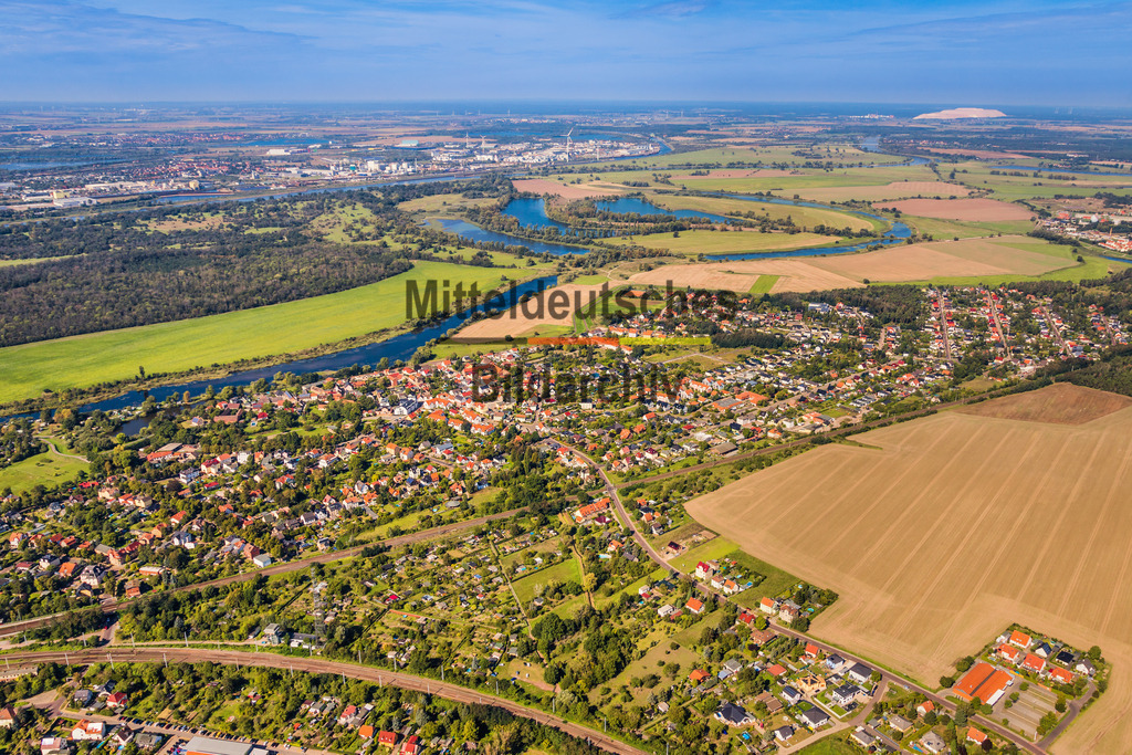Biederitz im Jerichower Land mit Umflut-Ehle und Elbe  -6557 | Die Luftaufnahme zeigt Biederitz und Gerwisch eingebettet in die flache Landschaft des Jerichower Landes. Wohngebiete, Verkehrswege, Felder und Grünflächen bestimmen das Bild und lassen aus der Vogelperspektive die räumliche Nähe beider Orte besonders gut erkennen. Die Aufnahme dokumentiert die Siedlungsstruktur im östlichen Umland Magdeburgs.
 - Realisiert mit Pictrs.com