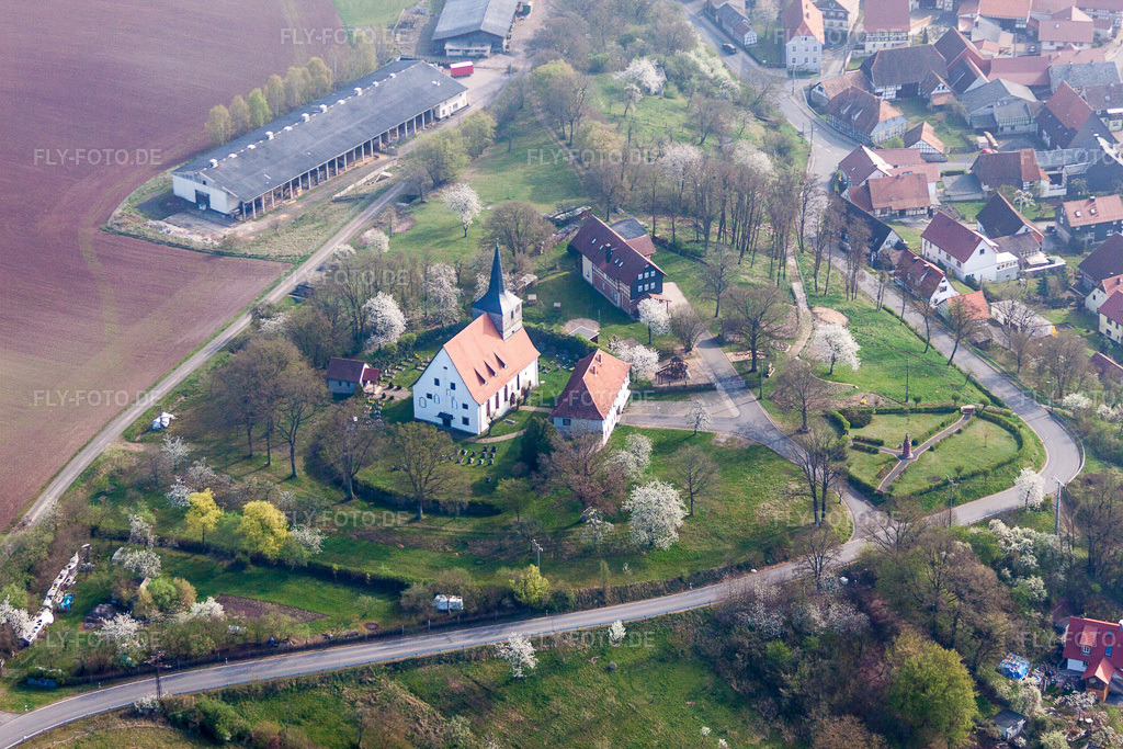 Luftbild: Kirchengebäude in Hellingen im Ortsteil Rieth in Heldburg im Bundesland Thüringen in Deutschland. Foto: IMG_64228.jpg vom 06.04.2014 durch Werner Riehm/FLY-FOTO.de