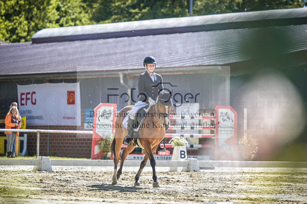 DOS_2558 | Entdecke hochwertige Reitturnierfotos von Foto Oger. Professionell, emotional und authentisch – jetzt Lieblingsmomente im Shop bestellen.Deutschlandweite Turnierfotografie. - Realisiert mit Pictrs.com