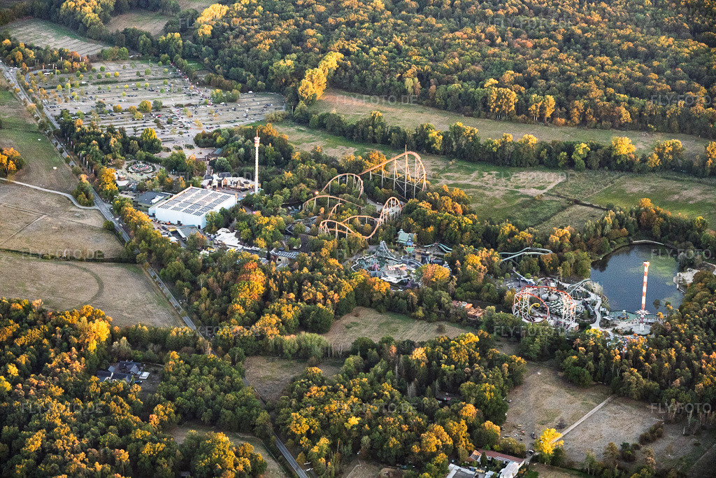 Luftbild: Achterbahn im Plopsaland Deutschland in Haßloch im Bundesland Rheinland-Pfalz in Deutschland. – Foto: IMG_159750.jpg vom 06.10.2026 durch Werner Riehm/FLY-FOTO.de – Auflösung des Originals: 6000 x 4000 px – Plopsa tiktok page