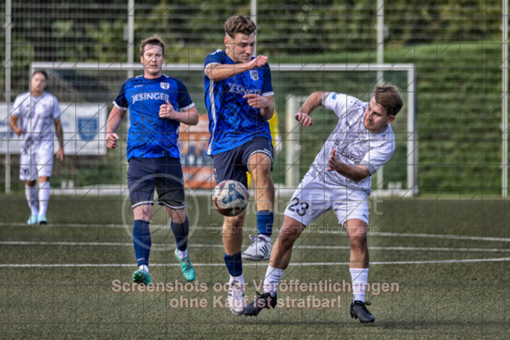 20250928_154501_0021-Bearbeitet | #,TSG Salach (weiß) vs. TSV Berkheim (blau), Fußball, Bezirksliga - Bezirk Neckar/Fils, 06. Spieltag, Saison 2025/2026, Kunstrasensportplatz, Staufenecker Straße, 73084 Salach, 28.09.2025 - 15:00 Uhr,Foto: PhotoPeet-Sportfotografie/Peter Harich