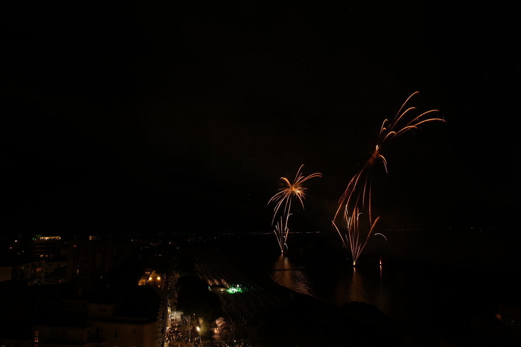 Ferragosto Fireworks in Grado, Italy | GRADO, ITALY, 15.AUG.26 - FIREWORKS - Ferragosto fireworks over the Adriatic Sea in Grado, Italy. Colorful fireworks light up the night sky above the beach, coastline and waterfront during the traditional summer celebration. - Realisiert mit Pictrs.com