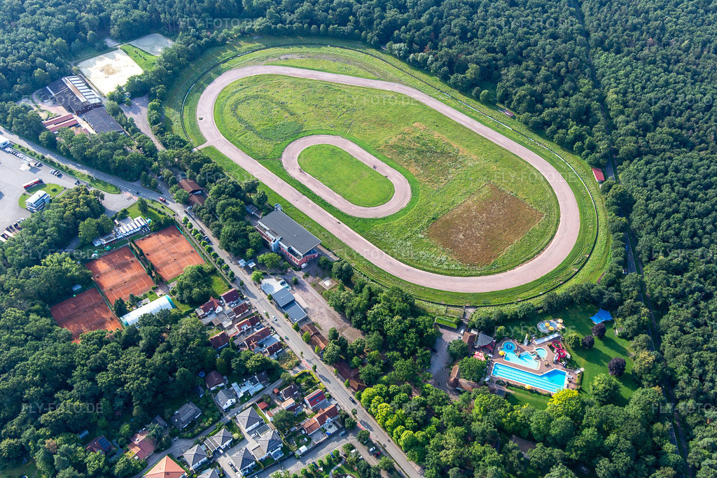Luftbild: Sandbahnrennbahn des Renn- und Reitverein Herxheim e.V. und Speedway des Motorsportvereinigung Herxheim in Herxheim bei Landau im Bundesland Rheinland-Pfalz in Deutschland. Foto: IMG_142886.jpg vom 19.07.2024 durch Werner Riehm/FLY-FOTO.deWWW.RRV-HERXHEIM.DE