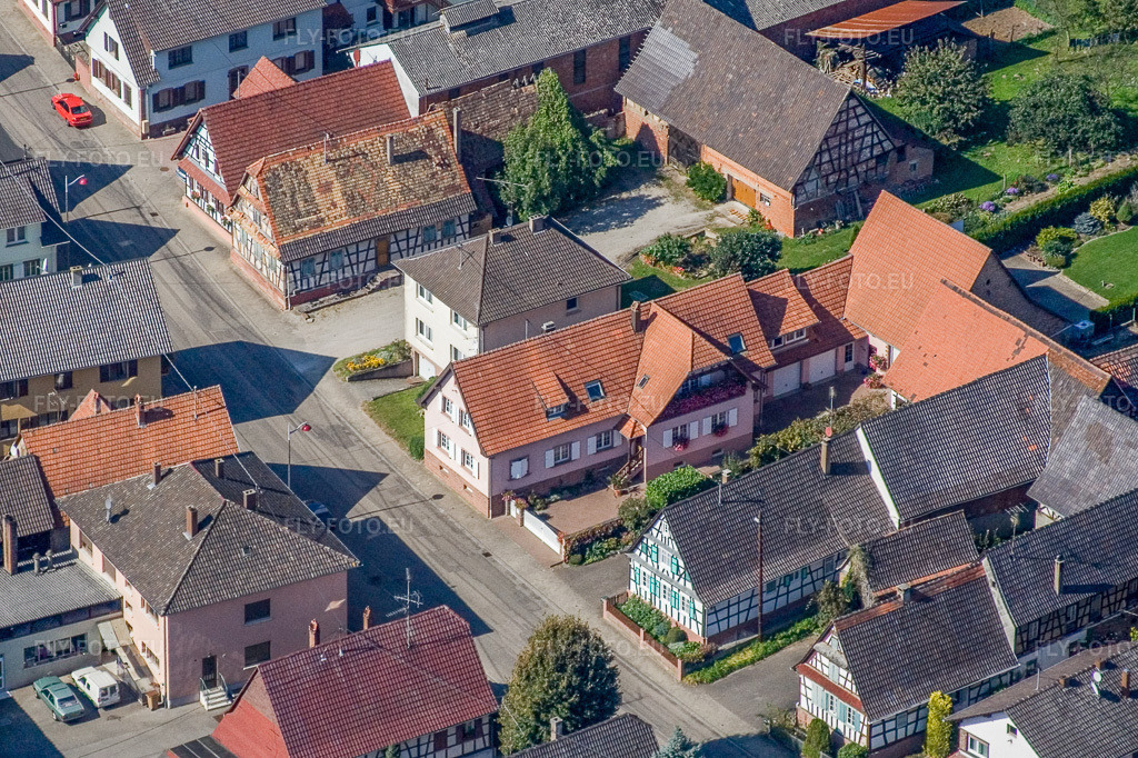 Vue aérienne: Rue Principale à Niederlauterbach dans le département Bas Rhin, France – .Photo: IMG_13557.jpg prise le 28/09/2008 par Werner Riehm/FLY-FOTO.eu – Résolution de l'original: 2755 x 1836 px