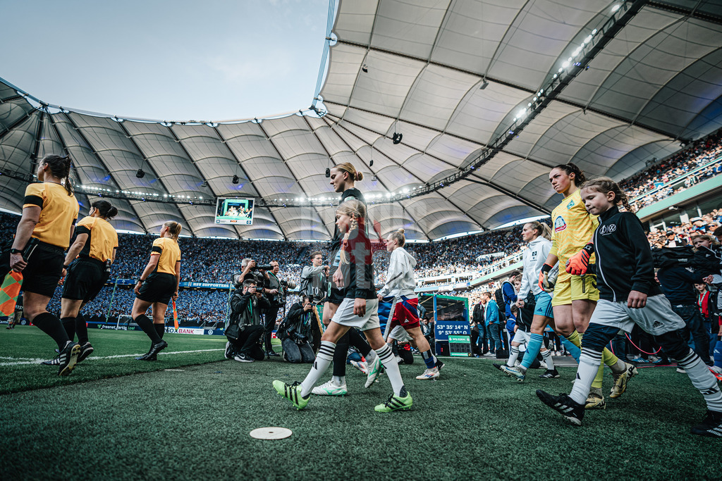 Fußball | Frauen | Saison 2024/2025  | DFB-Pokal der Frauen | Halbfinale | Hamburger SV vs. Werder Bremen | 23.03.2025 | Einlauf der Teams in das ausverkaufte Volksparkstadion