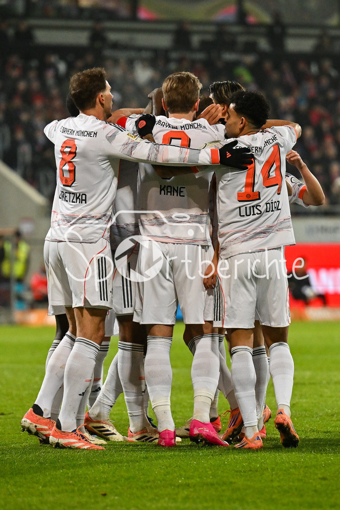 1. FC Heidenheim - FC Bayern München | HEIDENHEIM, GERMANY - 21. DECEMBER: Jubel der Bayern nach dem Treffer zum 0-1 durch Josip STANISIC (FC Bayern Munich 44) / Tor / Torschuetze / Freude / Happy / während dem Bundesligamatch zwischen dem 1. FC Heidenheim und dem FC Bayern München am 15. Spieltag in der Voith-Arena / DFL REGULATIONS PROHIBIT ANY USE OF PHOTOGRAPHS AS IMAGE SEQUENCES AND/OR QUASI-VIDEO