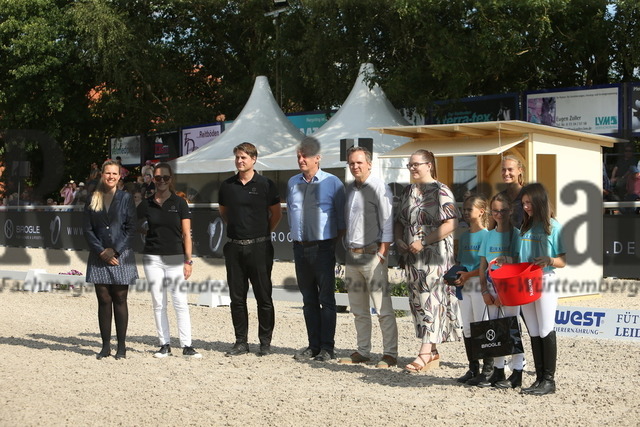 Birkhof_2022_GrandPrixSpecial_Siegerehrung_GrandPrixSpecial (2) | Alle Fotos der Reiterjournal Fotografin Doris Matthaes im Reiterjournal Online-Fotoshop. - Realisiert mit Pictrs.com
