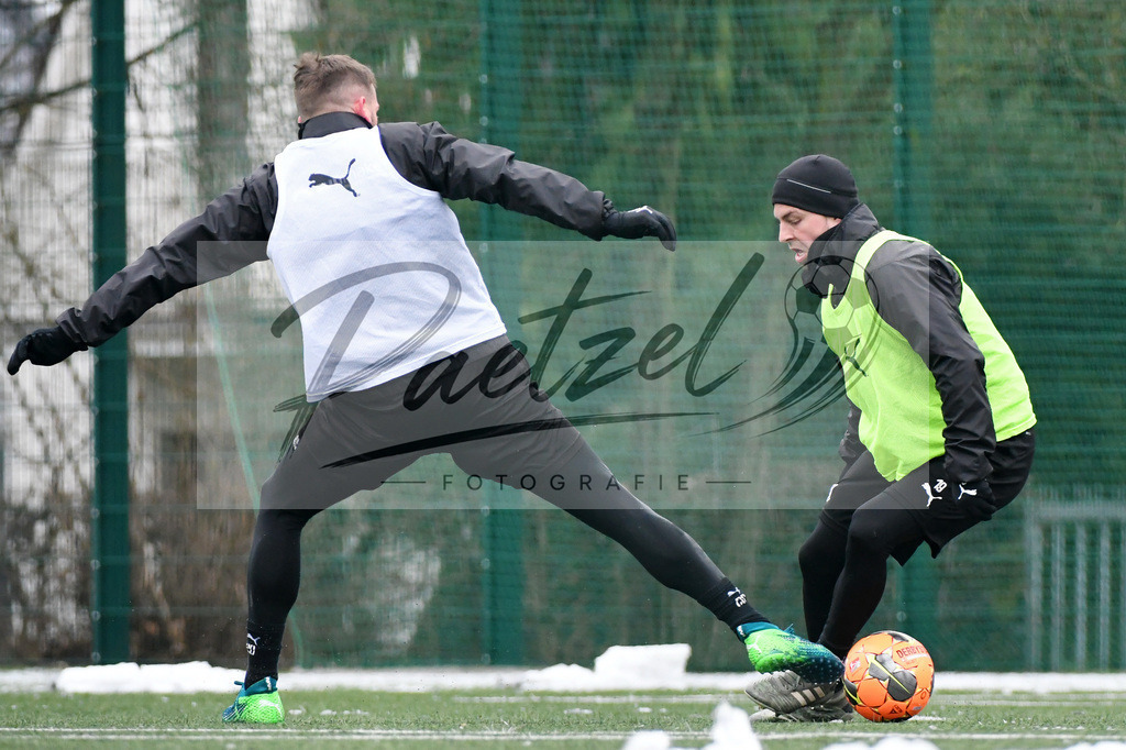 20200226_TRAOSN_0073 | Fussball, Herren: Marc Heider (VfL Osnabrueck) und Kevin Wolze (VfL Osnabrueck) im Zweikampf waehrend der Trainingseinheit des VfL Osnabrueck im Sportpark Illoshoehe am 26.02.2020 in Osnabrueck, Deutschland. - Realisiert mit Pictrs.com