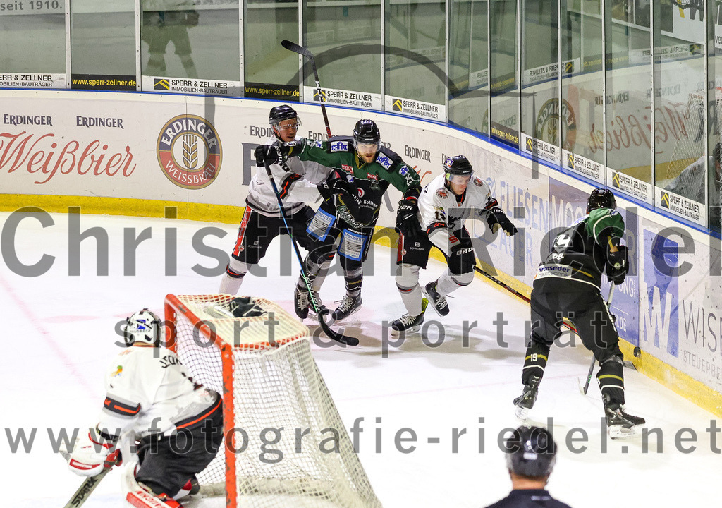 2022-09-30_051_TSV_Erding_gegen_EV_Dingolfing | Erding, Deutschland, 30.09.2022:
Eishockey, Bayernliga 2022 / 2023, Testspiel, TSV Erding gegen EV Dingolfing, Endergebnis: 3:4

Elias Maier (Erding Gladiators, #15), Artur Schwarz (EV Dingolfing, #13), Mario Strobel (Erding Gladiators, #19)

Foto: Christian Riedel / fotografie-riedel.net