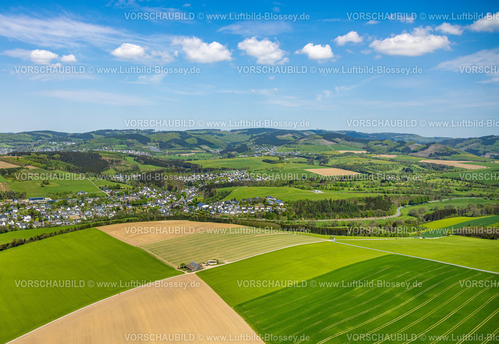 Schmallenberg240505314 | Luftbild, Wiesen und Felder, kachelförmige geometrische Strukturen, landwirtschaftliche Anlage Winkhausen, Blick nach Gleidorf mit Fernsicht und Himmel, Schmallenberg, Sauerland, Nordrhein-Westfalen, Deutschland