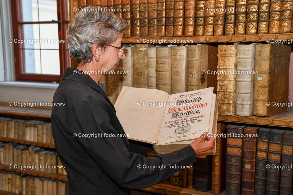 Stift Lambach_ Bibliothek_ 25.08.2022-14 | 25.08.2022, Lambach, AUT, Stift Lambach, Bibliothek, im Bild Christine Maria Grafinger (Bibliothekarin und Historikerin)
