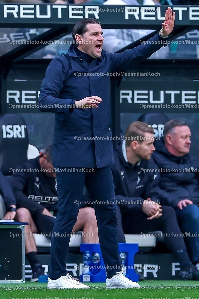 BMG21022501052 | 22.02.2025, Fußball, Borussia Mönchengladbach - FC Augsburg, 1. Fußball Bundesliga, Borussia-Park, Saison 2024 2025: Trainer Gerardo Seoane (Cheftrainer Mönchengladbach) steht gestikulierend an der SeitenlinieDFB regulations prohibit any use of photographs as image sequences and or quasi-video.