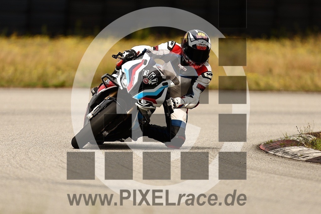 0367-20250726_04055 | Schöne Erinnerungen an spannende Momente - das festzuhalten ist unser Job. PIXELrace.de ist seit 2003 auf den Rennstrecken Europas unterwegs um die Action draußen beim Fahren und die wunderbare Stimmung imm Fahrerlager für euch einzufangen.