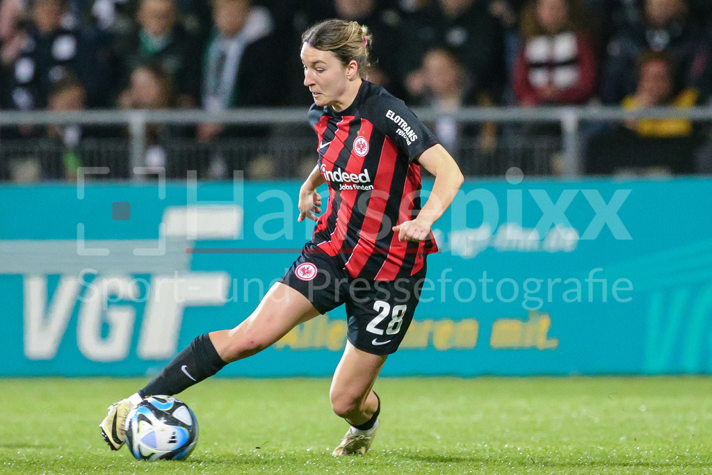 Fussball, Google Pixel Frauen-Bundesliga, Eintracht Frankfurt - SV Werder Bremen | v.li.: Barbara Dunst (Eintracht Frankfurt, 28) am Ball, Freisteller, Einzelbild, Ganzkörper, Aktion, Action, Spielszene, DIE DFB-RICHTLINIEN UNTERSAGEN JEGLICHE NUTZUNG VON FOTOS ALS SEQUENZBILDER UND/ODER VIDEOÄHNLICHE FOTOSTRECKEN. DFB REGULATIONS PROHIBIT ANY USE OF PHOTOGRAPHS AS IMAGE SEQUENCES AND/OR QUASI-VIDEO.