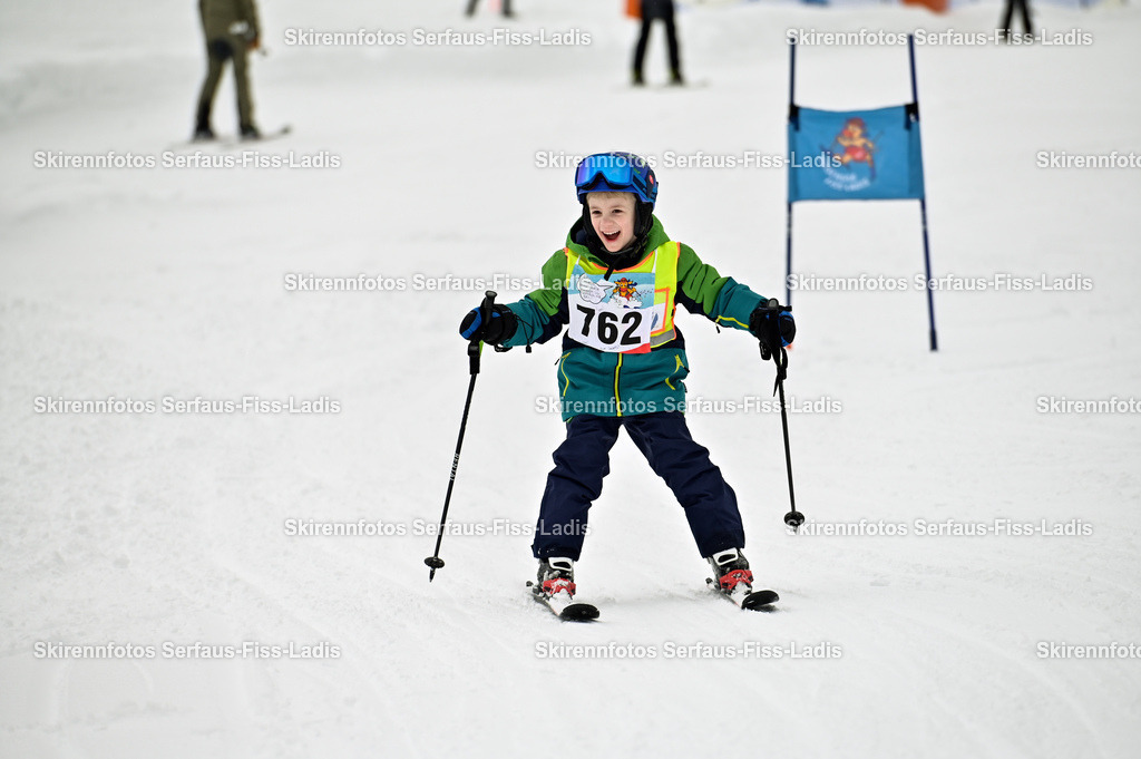 SRF_20.02.2026_0892 | Skirennfotos,Serfaus,Fiss,Ladis,Kinderskirennen,Winter,Tirol,Oberland,skirace,SFL,feelfree,weil wir's genießen,ski,Ski,skifahren,Sonnenplateau, - Realisiert mit Pictrs.com