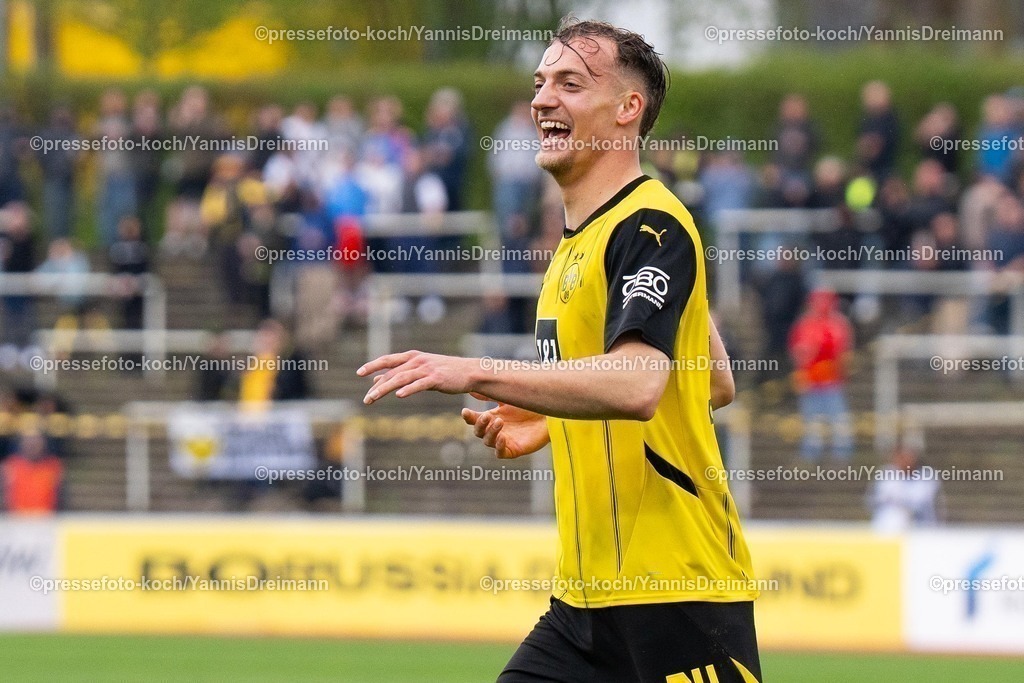 xydr13042501026 | 13.04.2025, xydrx, Fußball, Borussia Dortmund II - FC Energie Cottbus, 3.Liga, Stadion Rote Erde, Saison 2024 2025: Yannik Luehrs (Borussia Dortmund II #34) jubelnd, freut sich über sein Tor zum 2:0 für Dortmund  DFB regulations prohibit any use of photographs as image sequences and or quasi-video.
