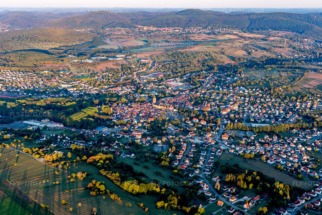 Aerial view: View of the streets and houses in the residential areas in Reichshoffen in the state Bas-Rhin, France. – Photo: IMG_111627.jpg taken on 09/16/2018 by Werner Riehm/FLY-FOTO.com – Resolution of the original: 5297 x 3531 px