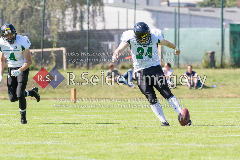 American Football, Saison 2022, Regionalliga Nord, Hamburg Blue Devils - Oldenburg Knights, Dr.-Hermann-Schnell-Sportplatz (Hamburg), 06.08.2022, 07. Gameweek | Darrian Naujoks (#24, Oldenburg, K)