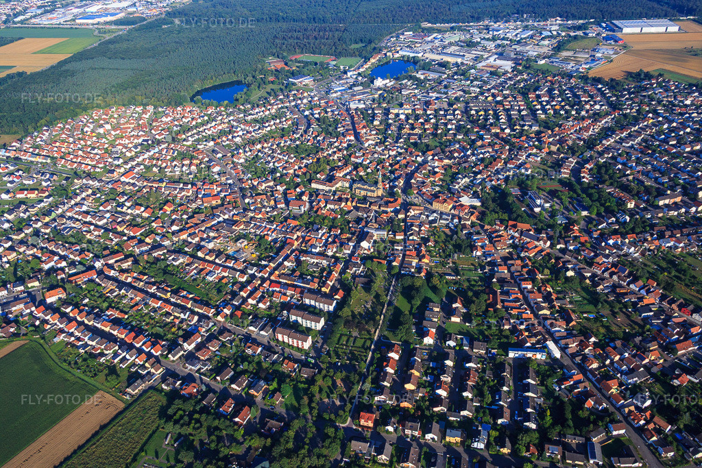 Luftbild: Stadtübersicht aus Osten in Forst im Bundesland Baden-Württemberg in Deutschland. Foto: IMG_092347.jpg vom 01.08.2016 durch Werner Riehm/FLY-FOTO.de