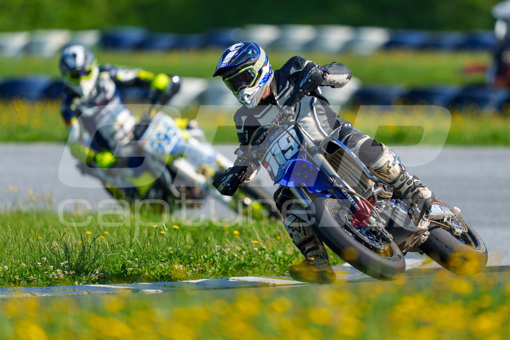 SuperMoto_Staatsmeisterschaft_Greinbach_096 | GRIPcapture steht für authentische Sportfotografie in Österreich – für Momente, die mehr sind als Geschwindigkeit oder Ergebnis. Es geht um Emotion, Spannung, Fokus und den Augenblick, der oft nur einen Wimpernschlag dauert.Ob Motorsport, Teamsport oder 