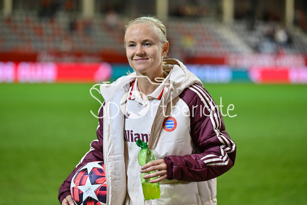 FC Bayern München Frauen - Arsenal London Frauen | im Bild eine glueckliche Pernille HARDER (FCB #21) nach ihrem Hattrick beim Heimsieg gegen Arsenal mit dem Spielball unter ihrem Arm / Freisteller / Einzelfoto / UEFA Womens Champions League: FC Bayern München Frauen - Arsenal London Frauen, FC Bayern Campus am 09.10.2024