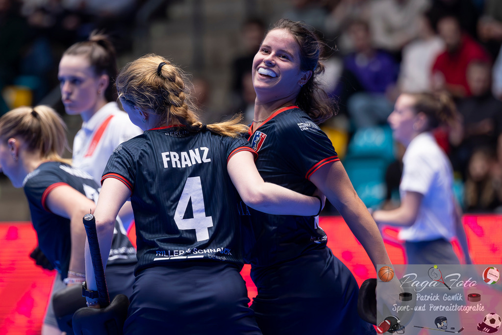 Volvo E.R.B. Final 4 Halbfinale Frauen: Der Club an der Alster - Berlienr HC, 25.01.2025 | Johanna Franz (Berliner HC #4) &amp; Linnea Weidemann (Berliner HC #10), Der Club an der Alster - Berlienr HC, Frankfurt, Süwag Arena, 25.1.2025 - Realisiert mit Pictrs.com
