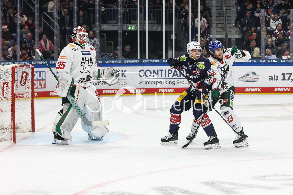 Eisbären Berlin - Augsburger Panther | Frederik TIFFELS (EBB #95) im Duell mit Simon SEZEMSKY (AEV #93) / Zweikampf