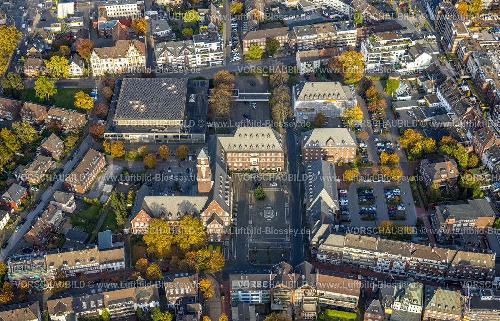 Bottrop221006256 | Luftbild, Rathaus, Ernst-Wilczok-Platz mit Brunnen, Saalbau, Amtsgericht Renovierung,  Altstadt, Bottrop, Ruhrgebiet, Nordrhein-Westfalen, Deutschland