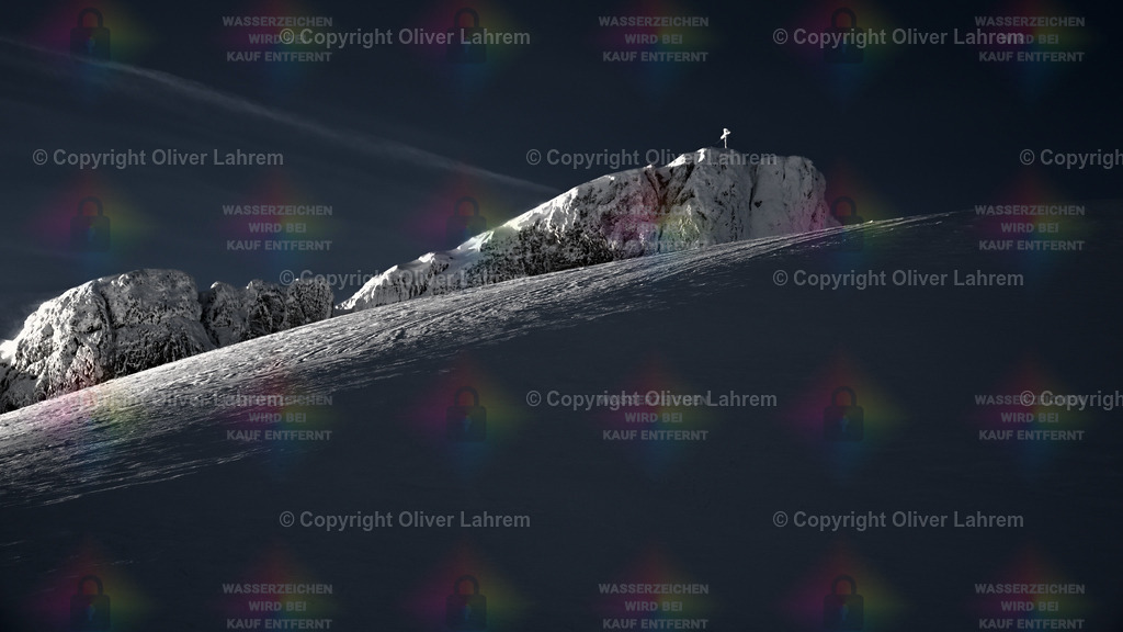 Dark and Light on Top | Der Schnee am Hohe Ifen und ein Berggrat davor werden von der Sonne angeleuchtet und heben sie vom Dunklen Hintergrund ab.