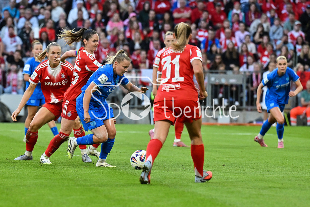 FC Bayern München - Bayer 04 Leverkusen | in dieser Szene setzt sich Vanessa FUDALLA (Bayer Leverkusen Frauen 21) im Strafraum gegen Sarah ZADRAZIL (FCB #25) durch / Google Pixel Frauen-Bundsliga: FC Bayern München - Bayer 04 Leverkusen; Allianz Arena am 06.09.2025