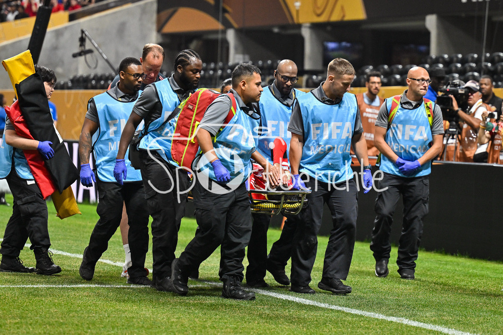 Paris Saint Germain - FC Bayern München | der schwer verletzte Jamal MUSIALA (FC Bayern Muenchen 42) wird mit einer Trage vom Platz gebraucht / FIFA Club World Cup: Paris Saint Germain - FC Bayern Muenchen, Mercedes Benz Stadium am 05.07.2025 / NOT FOR SALE IN USA
