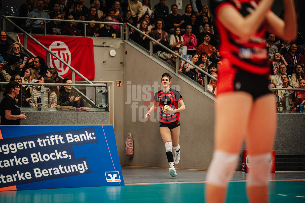 Volleyball | Frauen | Saison 2025/2026 | Volleyball Bundesliga | ETV Hamburger Volksbank Volleys vs. VC Wiesbaden | 14.03.2026 | Celina Kleemann (#10, ETV Hamburger Volksbank Volleys) beim Einlauf in die Arena