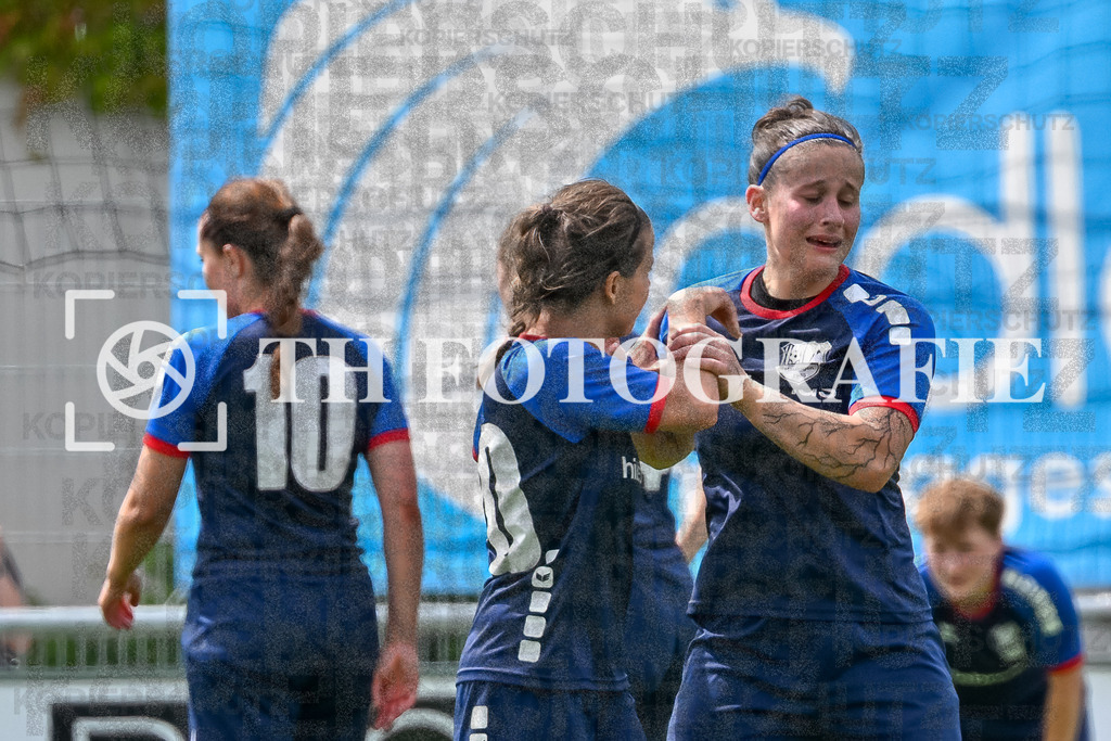 GER, FC Hauingen - SV Waldhaus, Frauen-Fussball, Rothaus Bezirkpokal, Finale, Saison 2024/2025, 29.05.2025 | Chayenne Psaras (FC Hauingen, #20), Julia Schlossarek (FC Hauingen, #08)GER, FC Hauingen - SV Waldhaus, Frauen-Fussball, Rothaus Bezirkpokal, Finale, Saison 2024/2025, 29.05.2025Foto: TH Fotografie/Thomas Hess